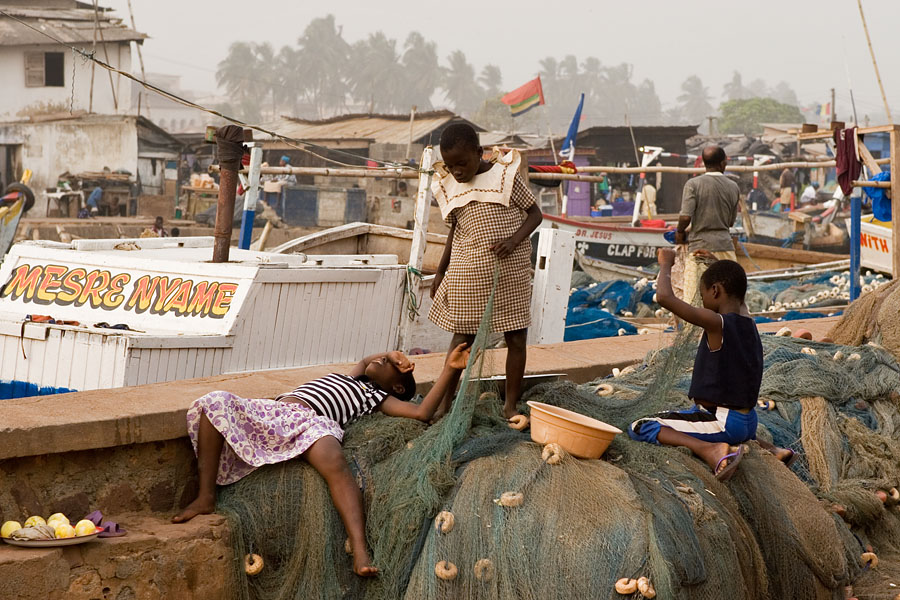 359   Harbour children of Elmina